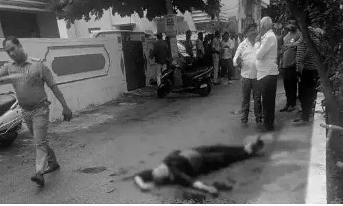 MURDER: పట్టపగలే రియల్ ఎస్టేట్ వ్యాపారి హత్య MURDER: పట్టపగలే రియల్ ఎస్టేట్ వ్యాపారి హత్య