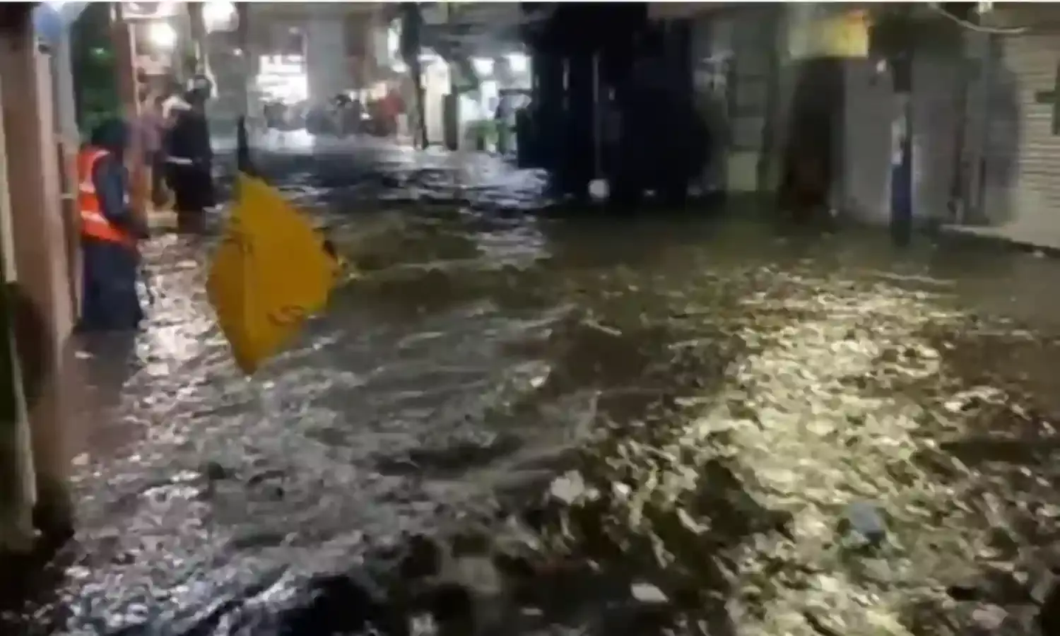 RAIN: హైదరాబాద్లో కుండపోత.. కొట్టుకుపోయిన మామ అల్లుడు RAIN: హైదరాబాద్లో కుండపోత.. కొట్టుకుపోయిన మామ అల్లుడు