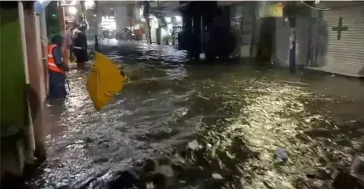 RAIN: హైదరాబాద్లో కుండపోత.. కొట్టుకుపోయిన మామ అల్లుడు RAIN: హైదరాబాద్లో కుండపోత.. కొట్టుకుపోయిన మామ అల్లుడు