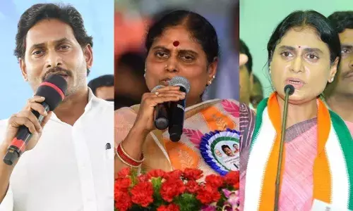 VIJAYAMMA: అన్నా-చెల్లి మధ్య ఇరుక్కుపోయా: వైఎస్ విజయమ్మ VIJAYAMMA: అన్నా-చెల్లి మధ్య ఇరుక్కుపోయా: వైఎస్ విజయమ్మ