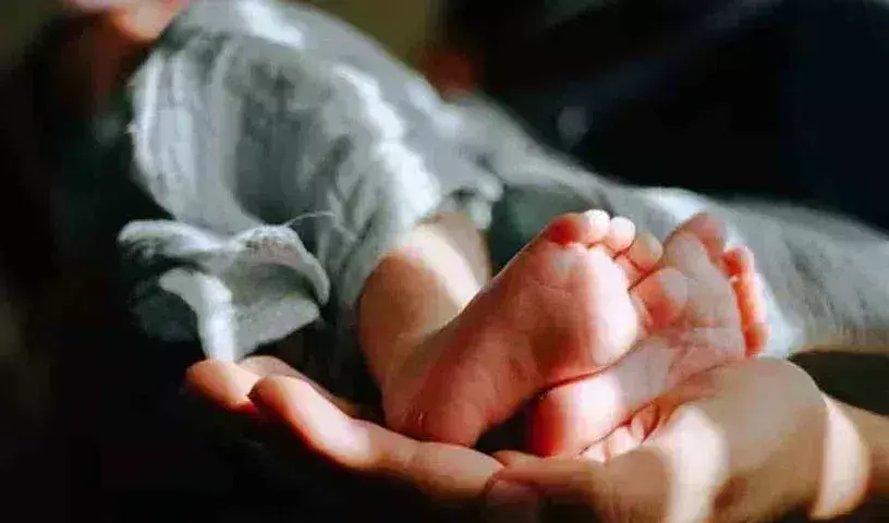 Uttar Pradesh:  15 రోజుల పసికందును సజీవంగా పాతిపెట్టారు.. రక్షించిన పోలీసులు Uttar Pradesh:  15 రోజుల పసికందును సజీవంగా పాతిపెట్టారు.. రక్షించిన పోలీసులు