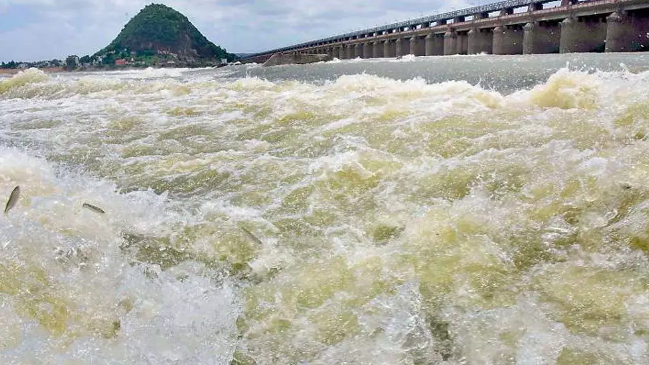 Prakasam Barrage : ప్రకాశం బ్యారేజీకి పెరిగిన వరద Prakasam Barrage : ప్రకాశం బ్యారేజీకి పెరిగిన వరద