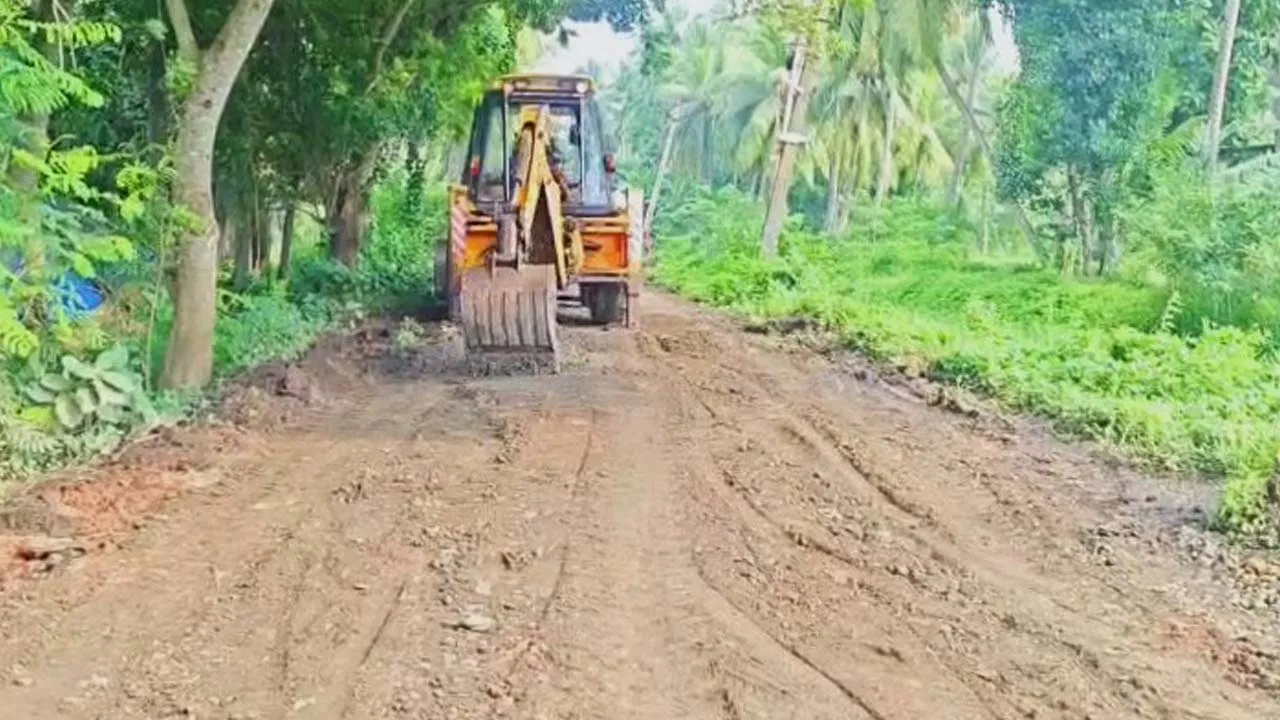 Andhra Pradesh : రోడ్డు బాగు చేయండి.. స్థానికులు తీవ్ర ఇబ్బందులు Andhra Pradesh : రోడ్డు బాగు చేయండి.. స్థానికులు తీవ్ర ఇబ్బందులు