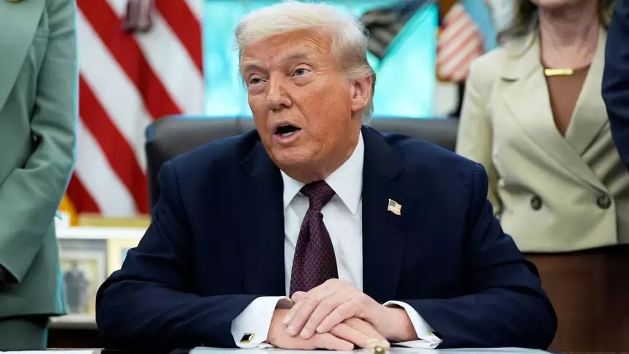 Trump: మరో వెనిజులా నౌక పేల్చివేత.. ముగ్గురు చనిపోయినట్లు ట్రంప్ ప్రకటన Trump: మరో వెనిజులా నౌక పేల్చివేత.. ముగ్గురు చనిపోయినట్లు ట్రంప్ ప్రకటన
