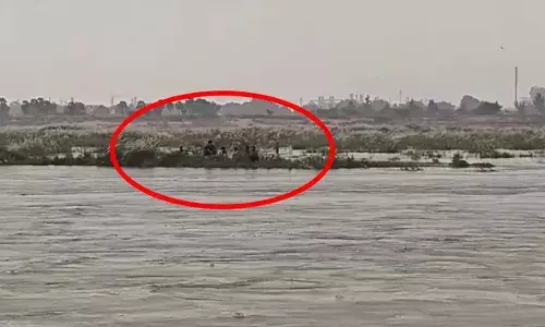 ప్రాణం మీదకు తెచ్చిన పేకాట.. పెన్నా నదిలో చిక్కుకున్న యువకులు..