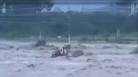 Dehradun : వరద ఉద్ధృతికి నదిలో కొట్టుకుపోయిన ట్రాక్టర్‌.. పది మంది గల్లంతు.