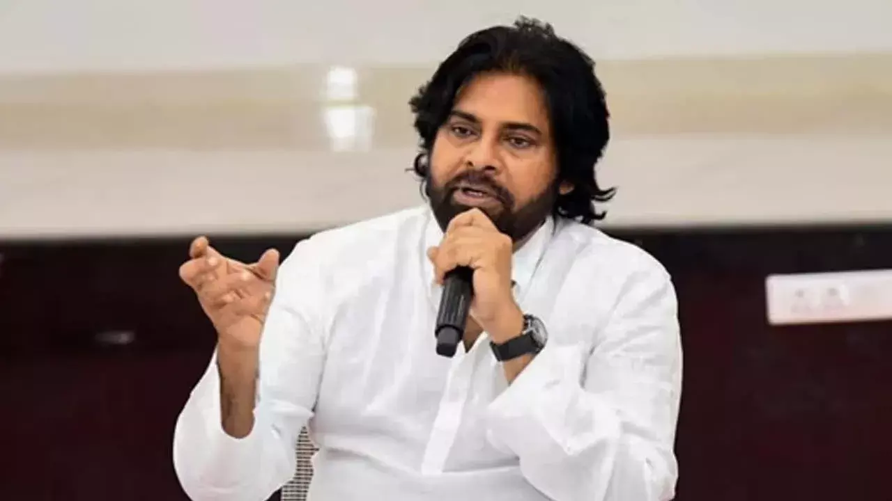 Pawan Kalyan : సమాజంలో వైషమ్యాలు సృష్టించే శక్తులు పేట్రేగిపోతున్నాయి : పవన్ కల్యాణ్ Pawan Kalyan : సమాజంలో వైషమ్యాలు సృష్టించే శక్తులు పేట్రేగిపోతున్నాయి : పవన్ కల్యాణ్