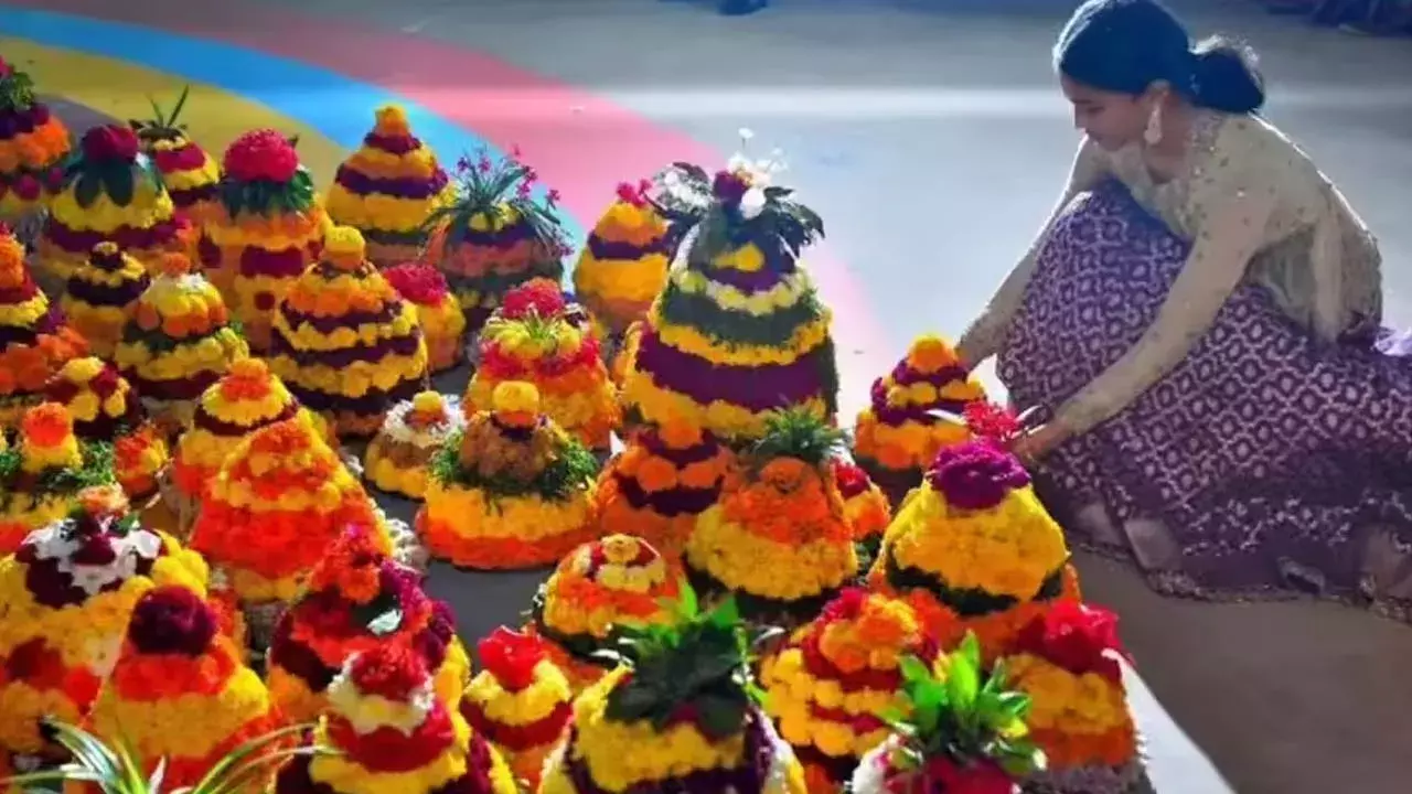 Bathukamma : బతుకమ్మ షార్ట్ ఫిలిం పోటీలు.. విజేతలకి తెలంగాణ ప్రభుత్వం భారీ నజరానా Bathukamma : బతుకమ్మ షార్ట్ ఫిలిం పోటీలు.. విజేతలకి తెలంగాణ ప్రభుత్వం భారీ నజరానా