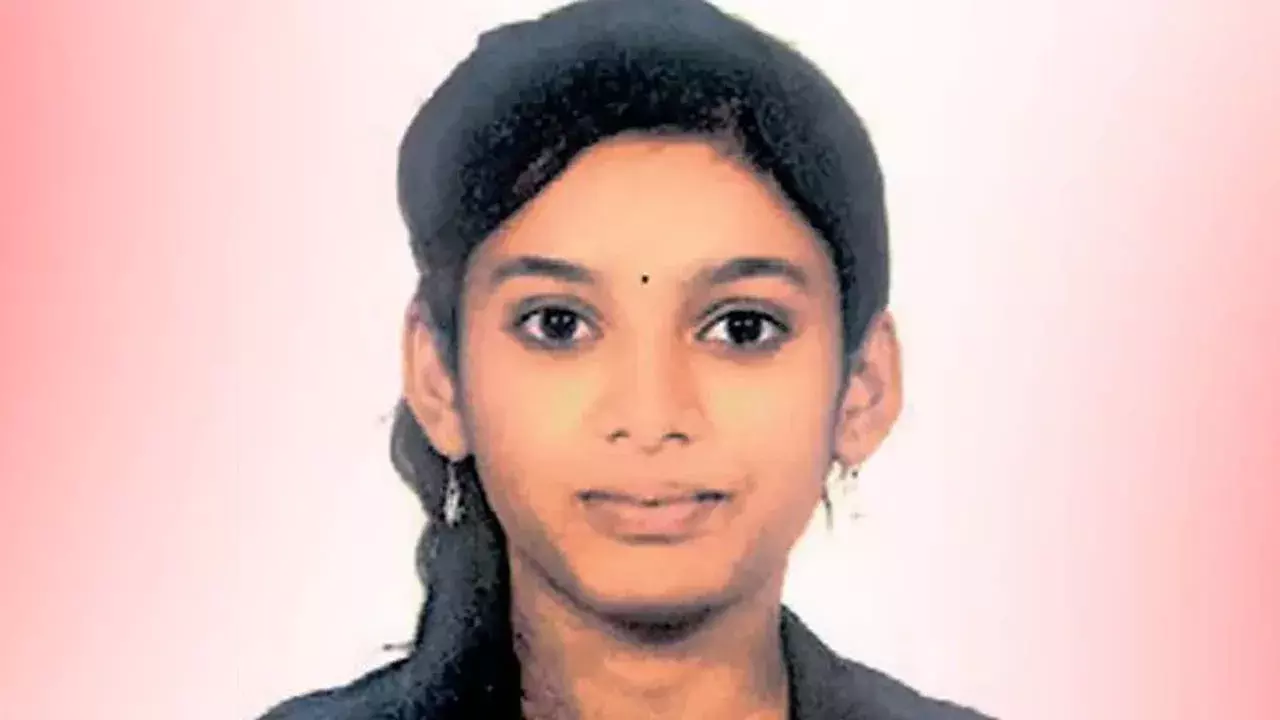 Crime : కూకట్‌పల్లిలో విషాదం: తల్లి మందలించిందని కూతురు ఆత్మహత్య