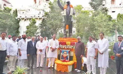 Telangana News : ఘనంగా ప్రజాపాలన దినోత్సవం.. అసెంబ్లీలో జెండా ఎగురవేసిన స్పీకర్