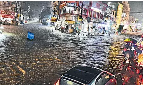 RAINS: చెరువులను తలపిస్తున్న హైదరాబాద్ రోడ్లు RAINS: చెరువులను తలపిస్తున్న హైదరాబాద్ రోడ్లు