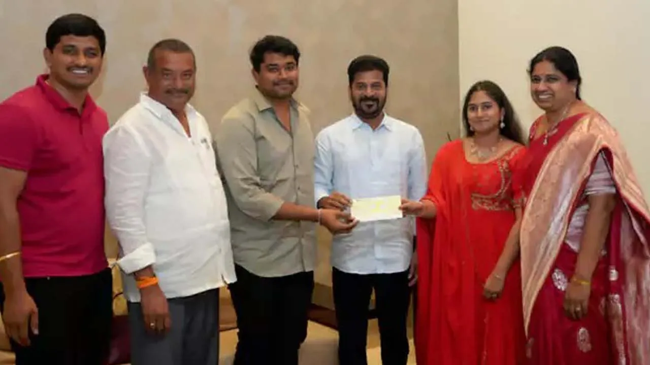 Bathula Lakshma Reddy : కొడుకు రిసెప్షన్ క్యాన్సిల్ చేసి.. రైతుల కోసం రూ.2 కోట్లు విరాళం ఇచ్చిన మిర్యాలగూడ ఎమ్మెల్యే Bathula Lakshma Reddy : కొడుకు రిసెప్షన్ క్యాన్సిల్ చేసి.. రైతుల కోసం రూ.2 కోట్లు విరాళం ఇచ్చిన మిర్యాలగూడ ఎమ్మెల్యే