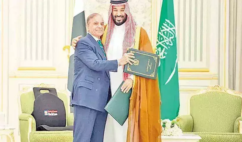 Saudi-Pak defence deal: సౌదీ అరేబియా-పాకిస్థాన్ మధ్య చారిత్రాత్మక రక్షణ ఒప్పందం Saudi-Pak defence deal: సౌదీ అరేబియా-పాకిస్థాన్ మధ్య చారిత్రాత్మక రక్షణ ఒప్పందం