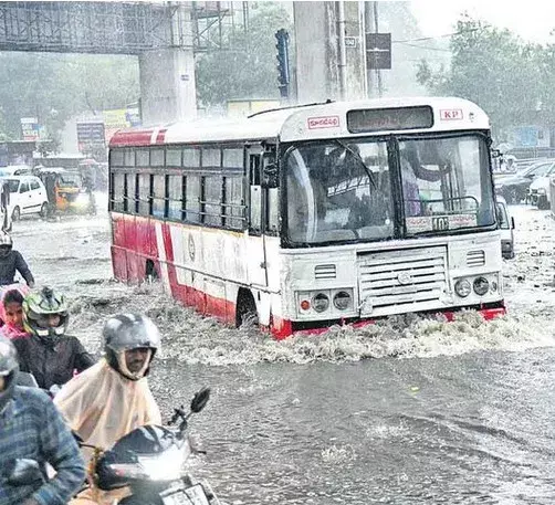 RAIN: చినుకు పడితే వణుకుతున్న హైదరాబాద్ RAIN: చినుకు పడితే వణుకుతున్న హైదరాబాద్