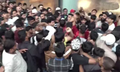 Apple 17 series launch: ఆపిల్ ఫీవర్.. ముంబై స్టోర్‌లో ప్రీ-బుకింగ్ కోసం కొట్టుకుంటున్న జనం