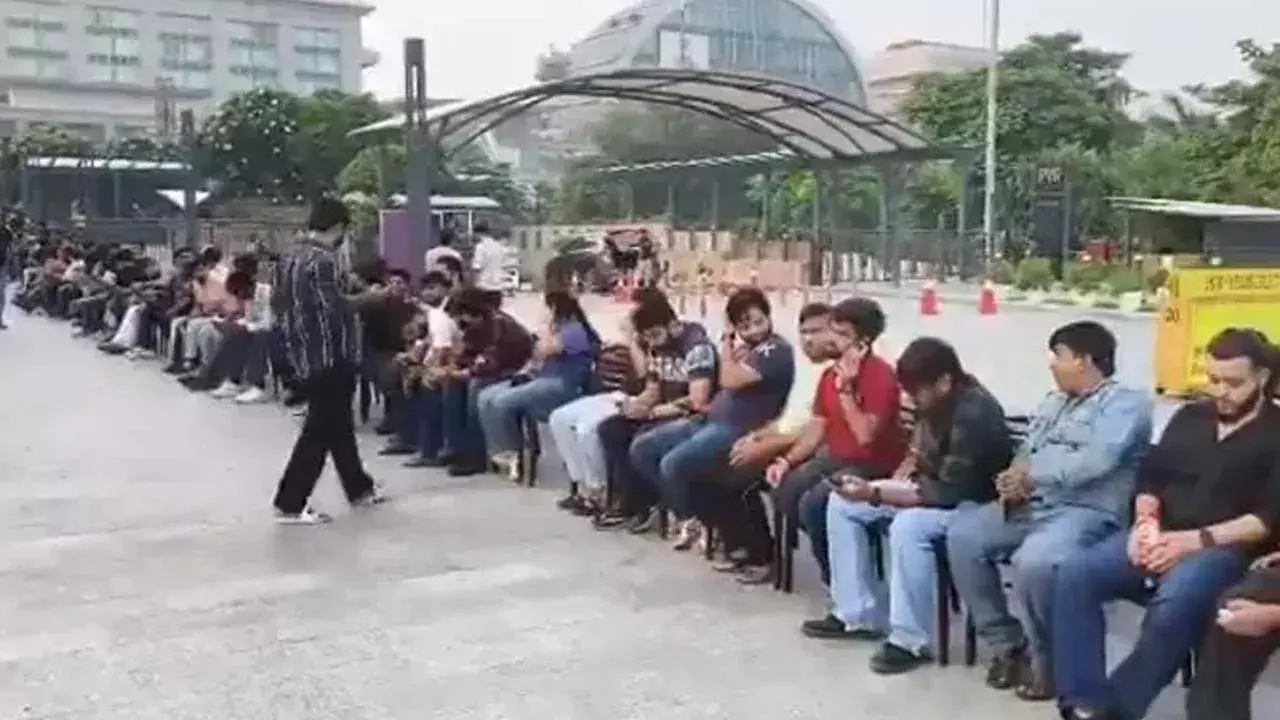 IPhone :ఐఫోన్ 17 కోసం ఎగబడ్డ జనం: యాపిల్ స్టోర్ల వద్ద భారీ క్యూలైన్లు.. తోపులాట