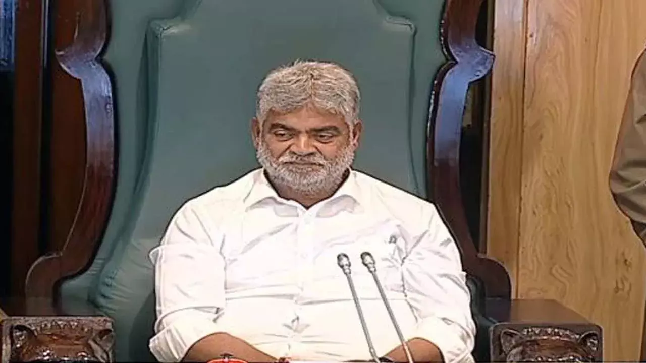 Gaddam Prasad : పార్టీ ఫిరాయింపులు.. ఎమ్మెల్యేలకు స్పీకర్ నోటీసులు