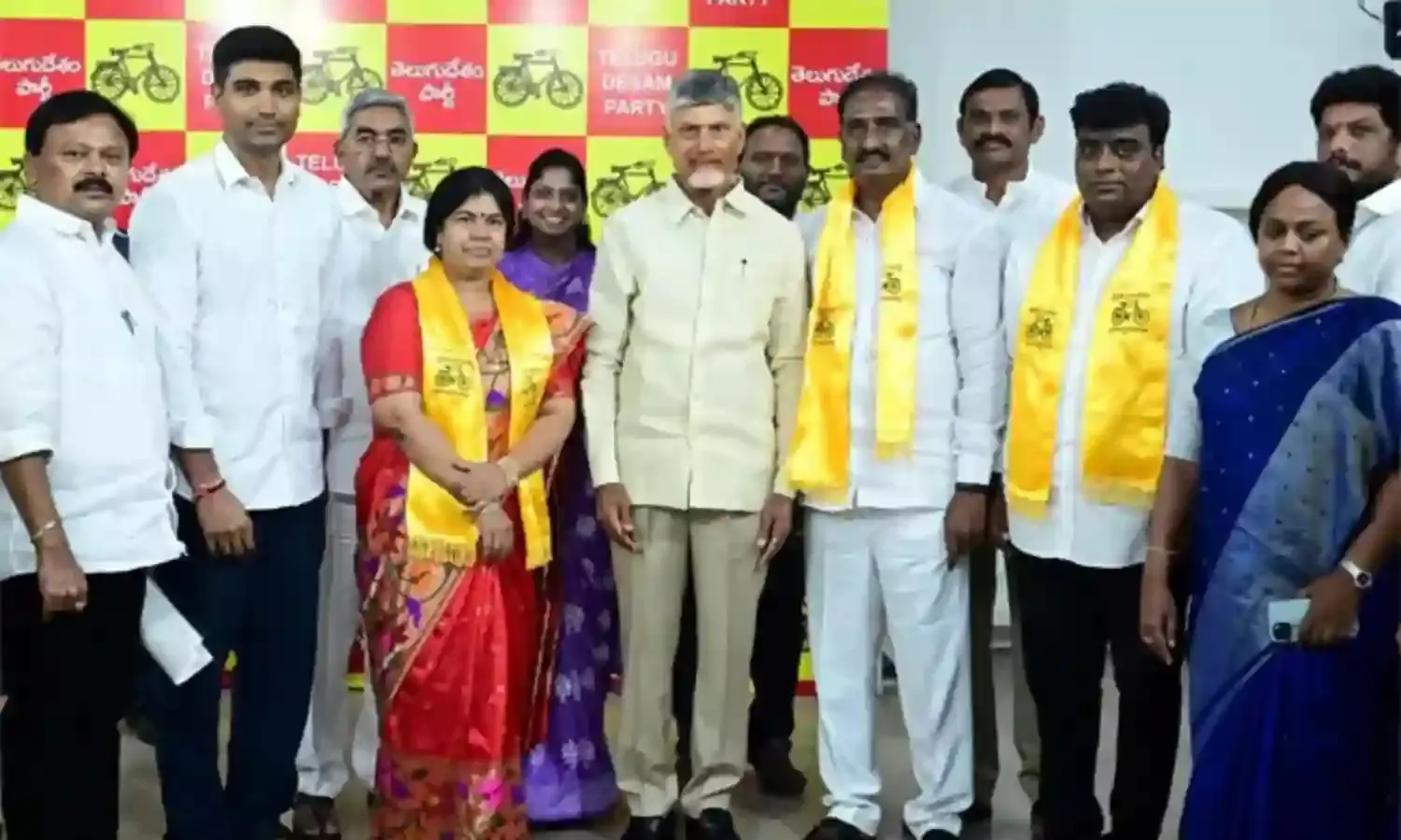 TDP: జగన్కి షాక్..టీడీపీలోకి ముగ్గురు వైసీపీ ఎమ్మెల్సీలు TDP: జగన్కి షాక్..టీడీపీలోకి ముగ్గురు వైసీపీ ఎమ్మెల్సీలు