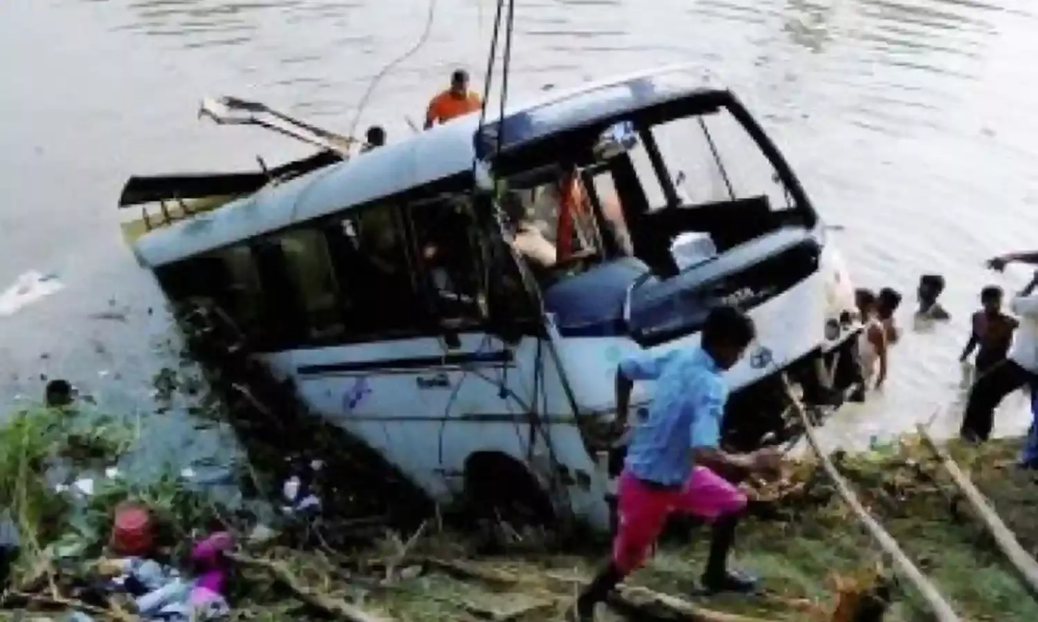 Crime : కాలువలోకి దూసుకెళ్లిన బస్సు.. గుంటూరు జిల్లాలో ప్రమాదం.. Crime : కాలువలోకి దూసుకెళ్లిన బస్సు.. గుంటూరు జిల్లాలో ప్రమాదం..