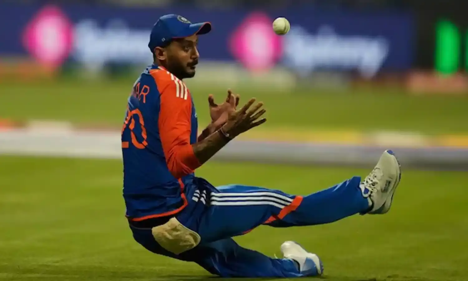 Axar Patel : అక్షర్ పటేల్కు గాయం.. పాక్తో మ్యాచ్కు దూరం... Axar Patel : అక్షర్ పటేల్కు గాయం.. పాక్తో మ్యాచ్కు దూరం...