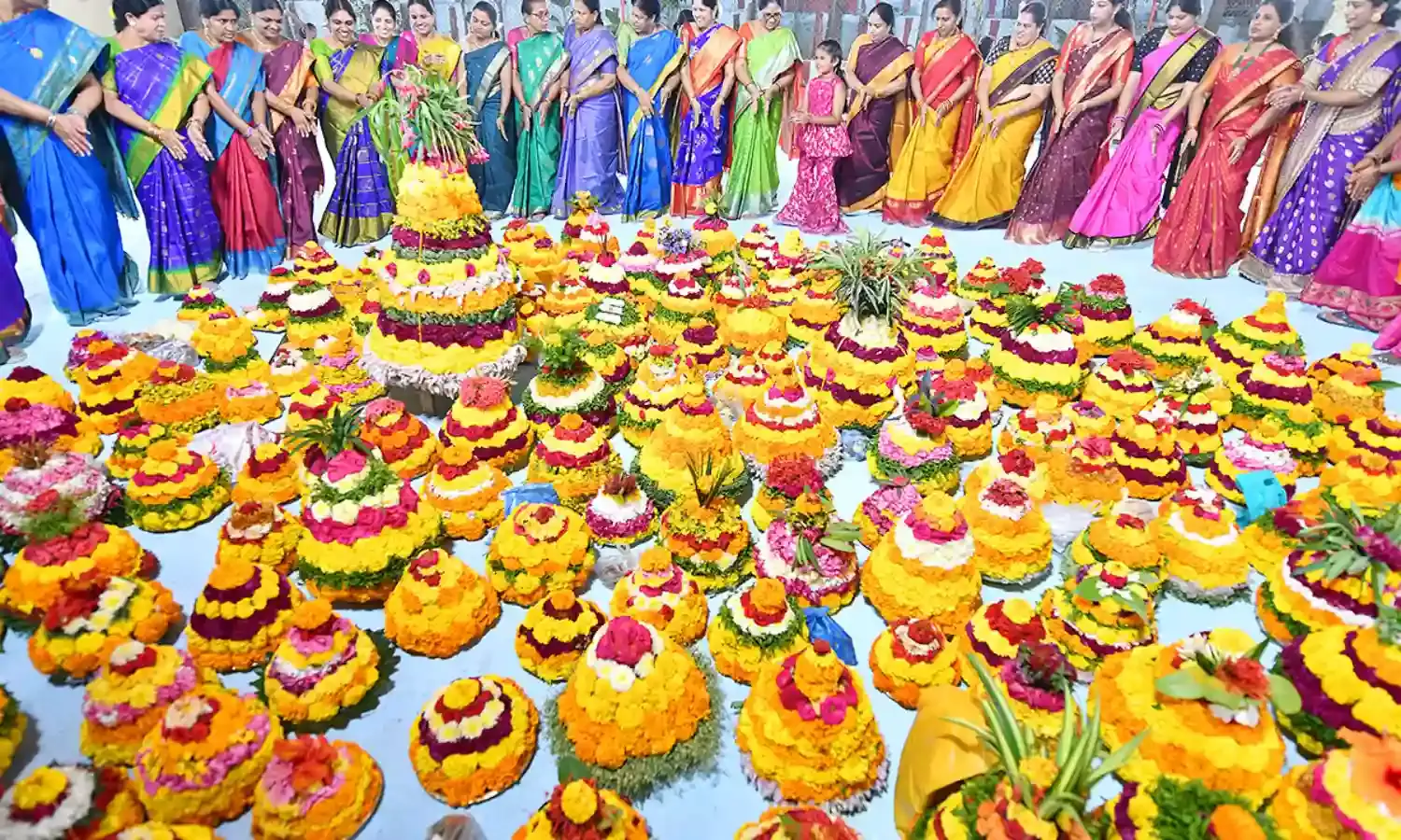 BATHUKAMMA: ప్రజా ఐక్యతకు నిదర్శనం బతుకమ్మ BATHUKAMMA: ప్రజా ఐక్యతకు నిదర్శనం బతుకమ్మ