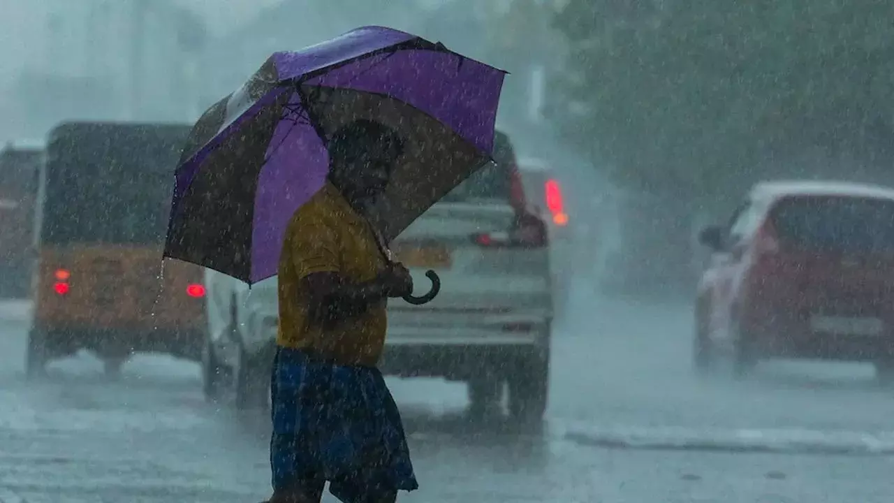Heavy Rain : బంగాళాఖాతంలో మరో అల్పపీడనం: ఏపీకి భారీ వర్ష సూచన... Heavy Rain : బంగాళాఖాతంలో మరో అల్పపీడనం: ఏపీకి భారీ వర్ష సూచన...