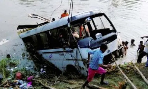 Crime : కాలువలోకి దూసుకెళ్లిన బస్సు.. గుంటూరు జిల్లాలో ప్రమాదం.. Crime : కాలువలోకి దూసుకెళ్లిన బస్సు.. గుంటూరు జిల్లాలో ప్రమాదం..