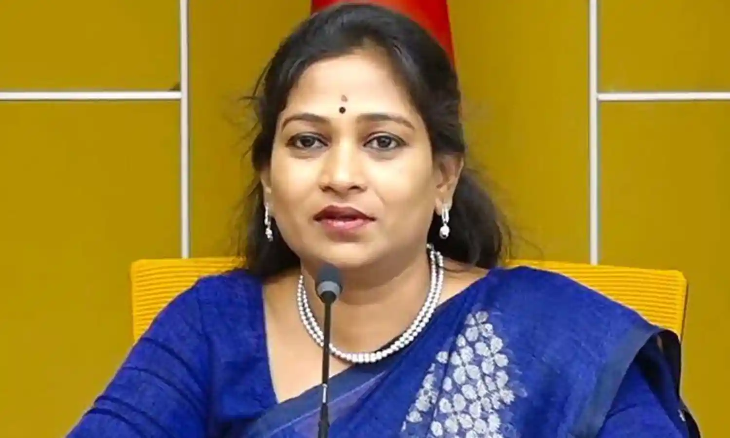 Anitha : ట్రాఫిక్ పోలీస్ పై హోంమంత్రి అనిత ప్రశంసల వర్షం Anitha : ట్రాఫిక్ పోలీస్ పై హోంమంత్రి అనిత ప్రశంసల వర్షం