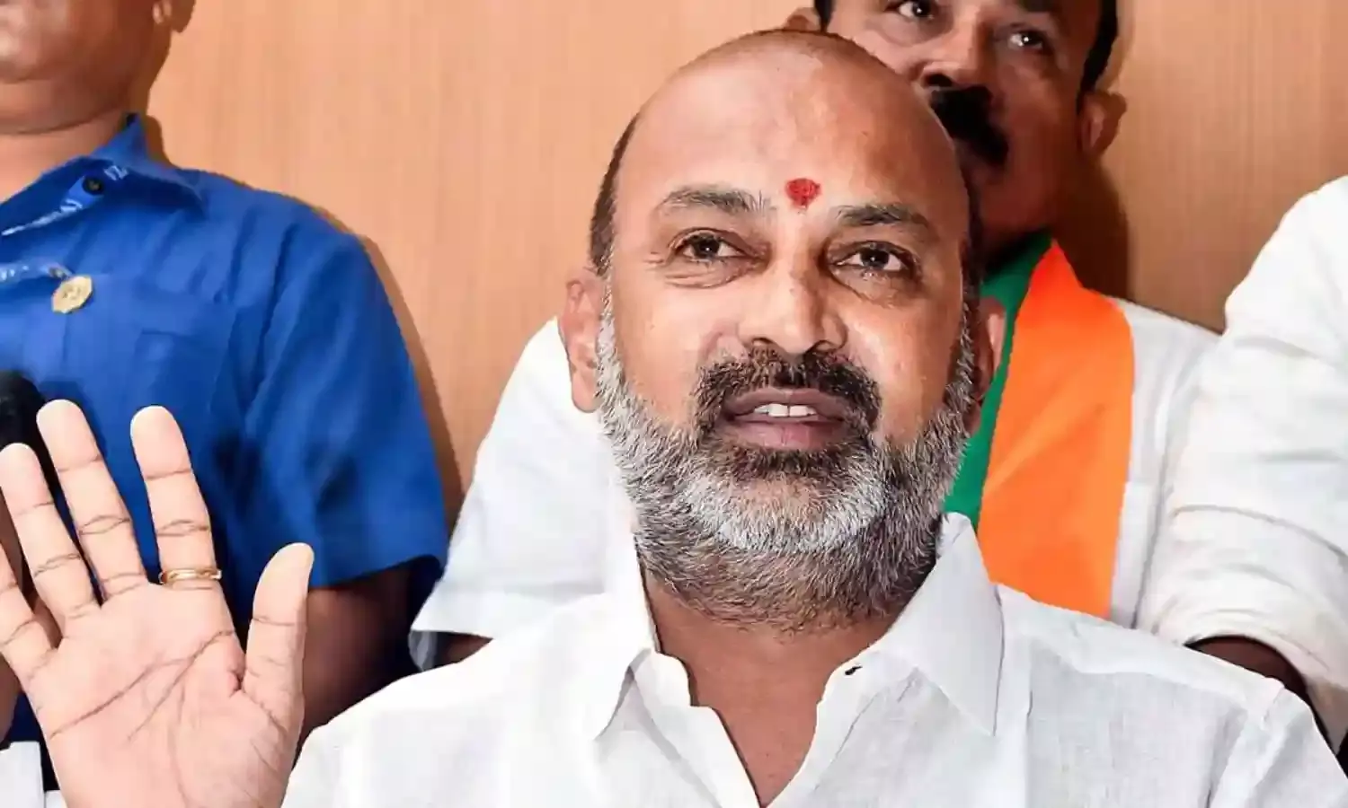 లగ్జరీ కార్ల స్కామ్లో కేసీఆర్ కుటుంబం..? - బండి సంజయ్ తీవ్ర ఆరోపణలు లగ్జరీ కార్ల స్కామ్లో కేసీఆర్ కుటుంబం..? - బండి సంజయ్ తీవ్ర ఆరోపణలు