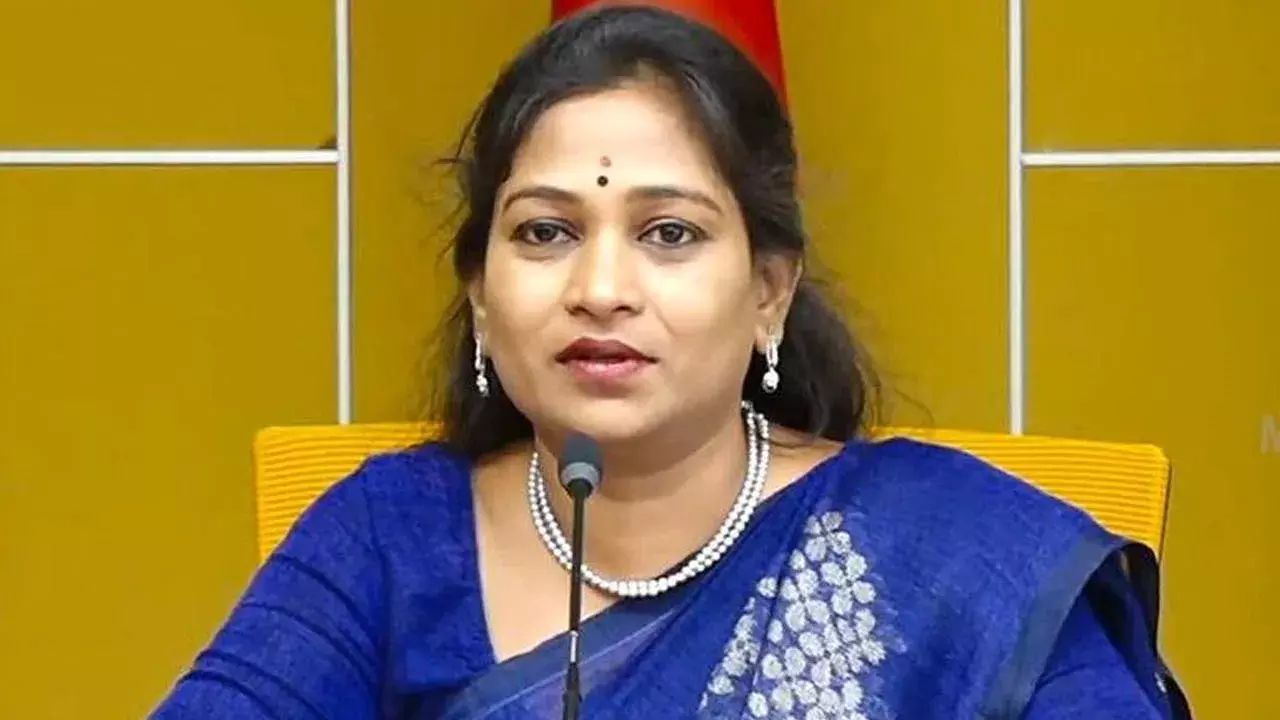 Anitha : ట్రాఫిక్ పోలీస్ పై హోంమంత్రి అనిత ప్రశంసల వర్షం Anitha : ట్రాఫిక్ పోలీస్ పై హోంమంత్రి అనిత ప్రశంసల వర్షం