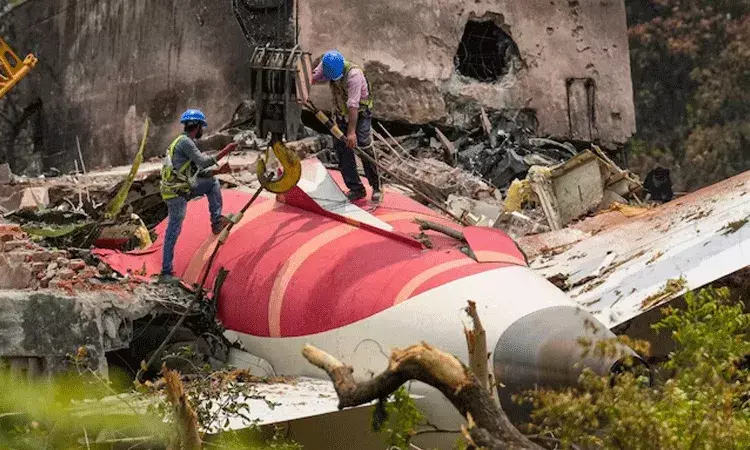 ఎయిర్ ఇండియా క్రాష్.. పైలట్ లోపం ప్రస్తావనపై సుప్రీం స్పందన ఎయిర్ ఇండియా క్రాష్.. పైలట్ లోపం ప్రస్తావనపై సుప్రీం స్పందన