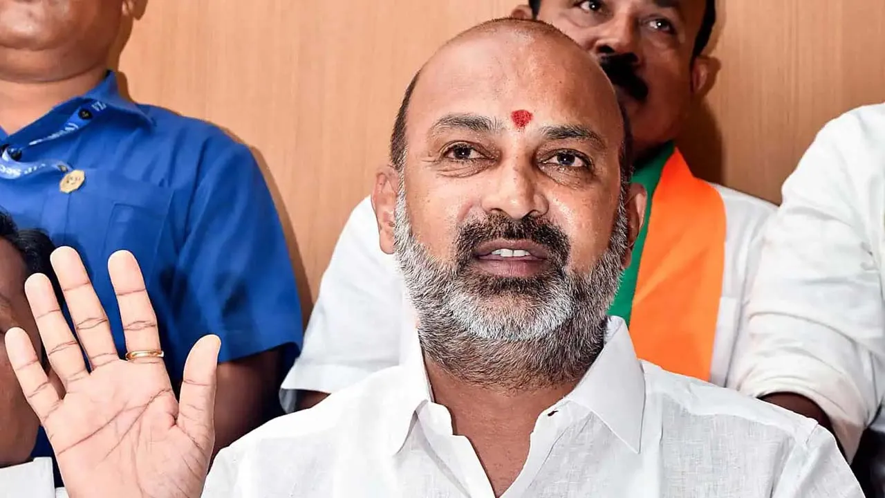 లగ్జరీ కార్ల స్కామ్లో కేసీఆర్ కుటుంబం..? - బండి సంజయ్ తీవ్ర ఆరోపణలు లగ్జరీ కార్ల స్కామ్లో కేసీఆర్ కుటుంబం..? - బండి సంజయ్ తీవ్ర ఆరోపణలు