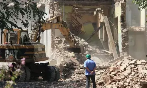 Hydra : నోటీసులు ఇవ్వకుండా ఇండ్లు ఎలా కూలుస్తారు.. ప్రభుత్వంపై కవిత ఫైర్