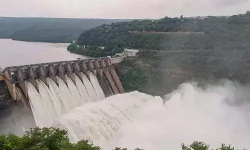 Srisailam Reservoir : శ్రీశైలం జలాశయానికి కొనసాగుతున్న వరద నీరు, Srisailam Reservoir : శ్రీశైలం జలాశయానికి కొనసాగుతున్న వరద నీరు,