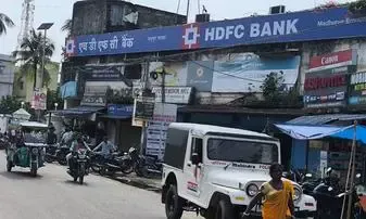 Cinematic Bank Robbery: బ్యాంక్లో రూ.2 కోట్లు దోచుకున్న వైనం! Cinematic Bank Robbery: బ్యాంక్లో రూ.2 కోట్లు దోచుకున్న వైనం!