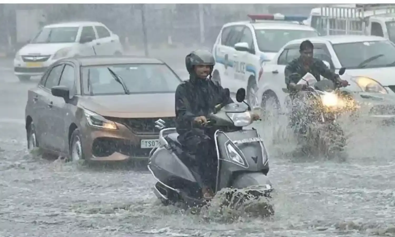 RAINS: హైదరాబాద్లో వర్ష బీభత్సం RAINS: హైదరాబాద్లో వర్ష బీభత్సం