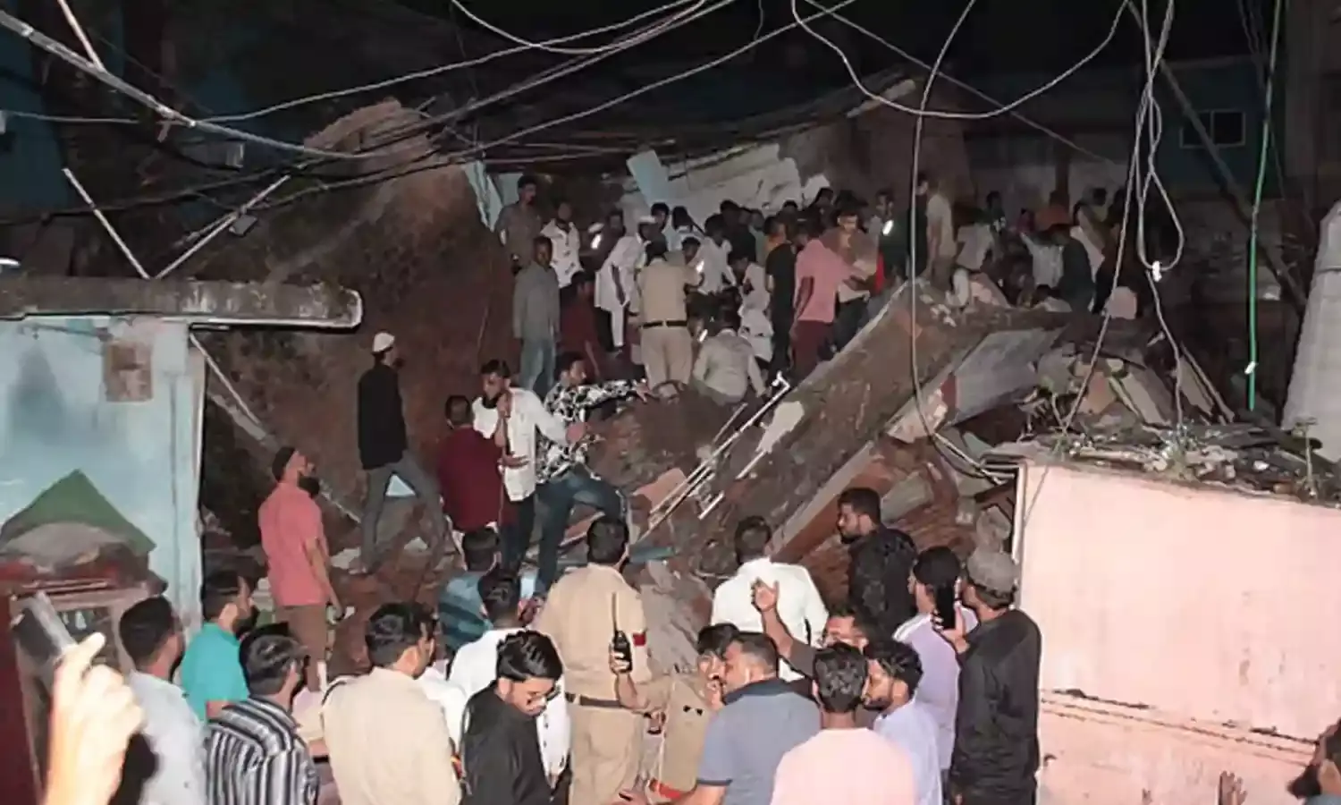 Indore: మూడంతస్తుల భవనం కూలి ఇద్దరు మృతి, 12 మందికి గాయాలు Indore: మూడంతస్తుల భవనం కూలి ఇద్దరు మృతి, 12 మందికి గాయాలు