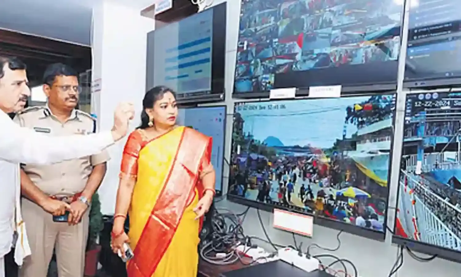 Anitha : విజయవాడ దుర్గమ్మను దర్శించుకున్న ఏపీ మంత్రి అనిత Anitha : విజయవాడ దుర్గమ్మను దర్శించుకున్న ఏపీ మంత్రి అనిత