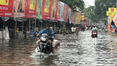 Kolkata Rain: భారీ వరదలతో కోల్కతా అతలాకుతలం.. ఏడుగురు మృతి Kolkata Rain: భారీ వరదలతో కోల్కతా అతలాకుతలం.. ఏడుగురు మృతి