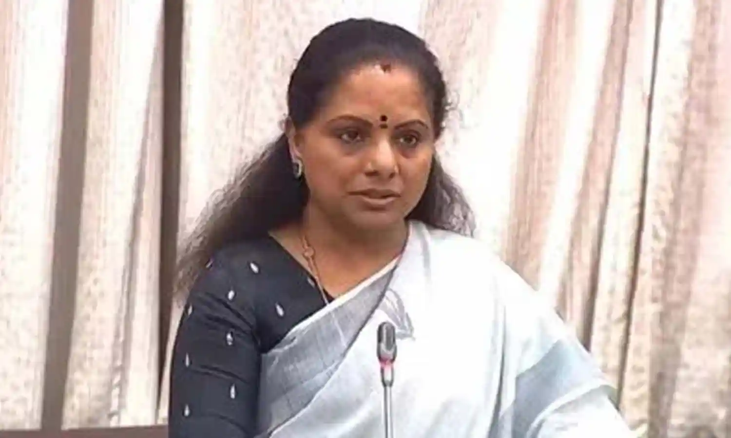 Kavitha : బీసీ రిజర్వేషన్ల అంశంపై కవిత ఆగ్రహం...కులగణన సర్వే వివరాలు వెల్లడించాలని డిమాండ్... Kavitha : బీసీ రిజర్వేషన్ల అంశంపై కవిత ఆగ్రహం...కులగణన సర్వే వివరాలు వెల్లడించాలని డిమాండ్...