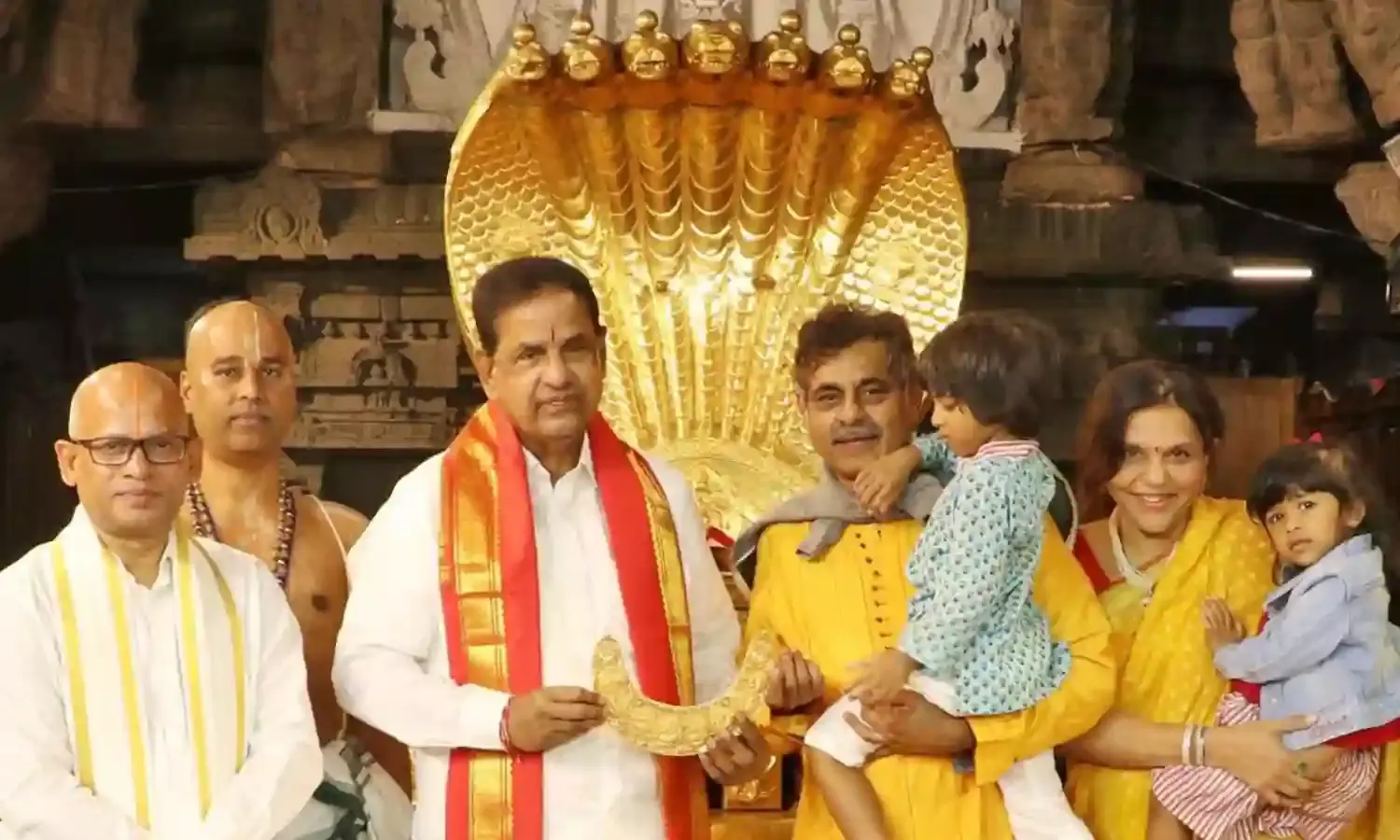 Konda Vishweshwar Reddy : తిరుమల శ్రీవారికి స్వర్ణాభరణం కానుకగా సమర్పించిన ఎంపీ కొండా విశ్వేశ్వర్ రెడ్డి... Konda Vishweshwar Reddy : తిరుమల శ్రీవారికి స్వర్ణాభరణం కానుకగా సమర్పించిన ఎంపీ కొండా విశ్వేశ్వర్ రెడ్డి...