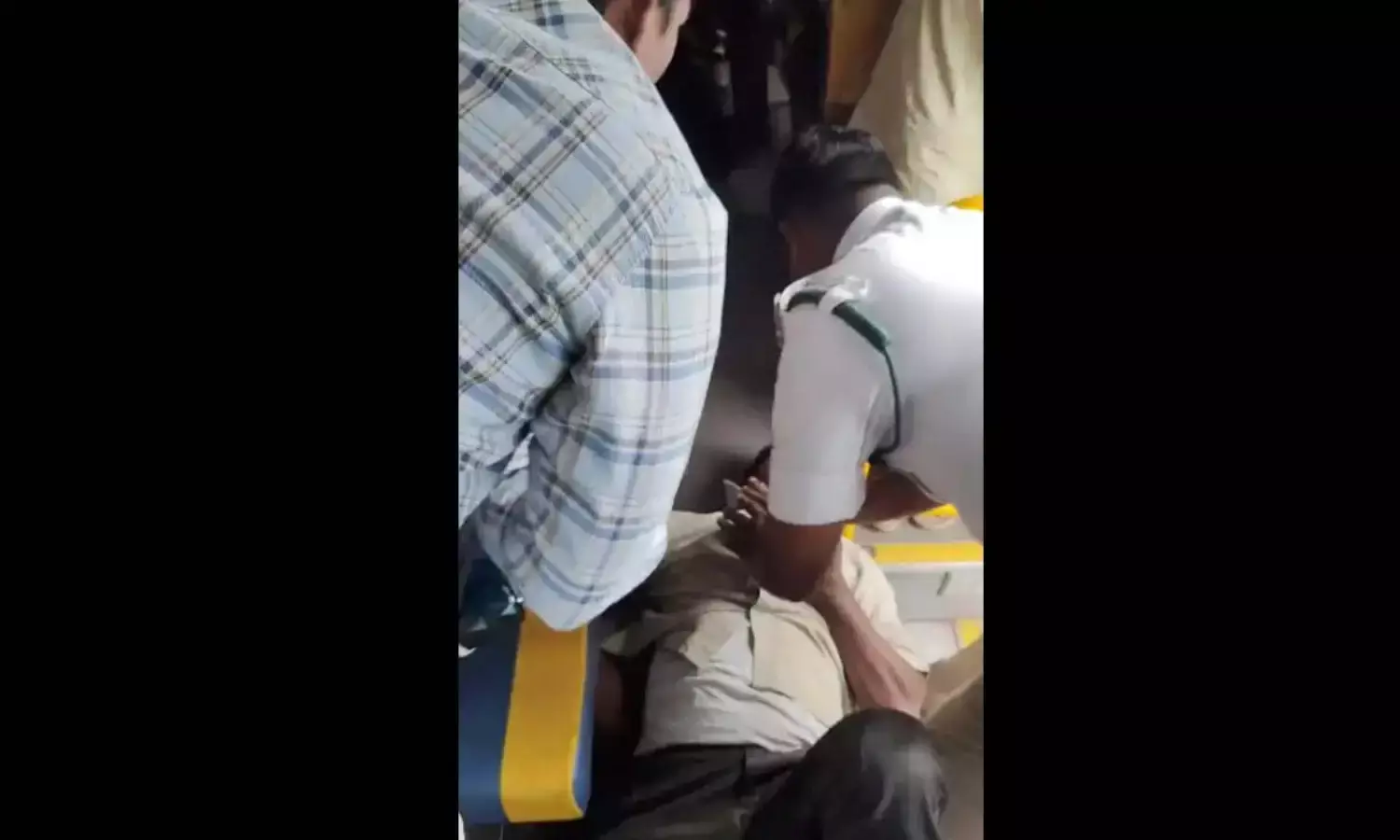 Traffic Police :గుండెపోటుతో కుప్పకూలిన డ్రైవర్.. సీపీఆర్ చేసి ప్రాణాలు కాపాడిన ట్రాఫిక్ పోలీసులు Traffic Police :గుండెపోటుతో కుప్పకూలిన డ్రైవర్.. సీపీఆర్ చేసి ప్రాణాలు కాపాడిన ట్రాఫిక్ పోలీసులు
