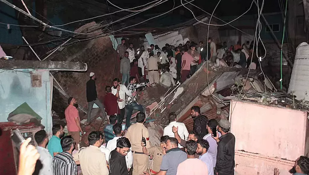 Indore: మూడంతస్తుల భవనం కూలి ఇద్దరు మృతి, 12 మందికి గాయాలు