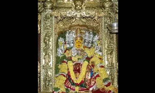 Vijayawada : గాయత్రీ దేవిగా కనకదుర్గమ్మ..