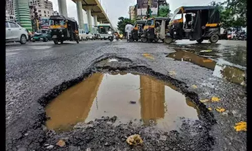 Maharashtra: స్కూటర్ గుంతలో పడి వ్యక్తి మృతి.. అధికారులపై స్థానికుల ఆగ్రహం..