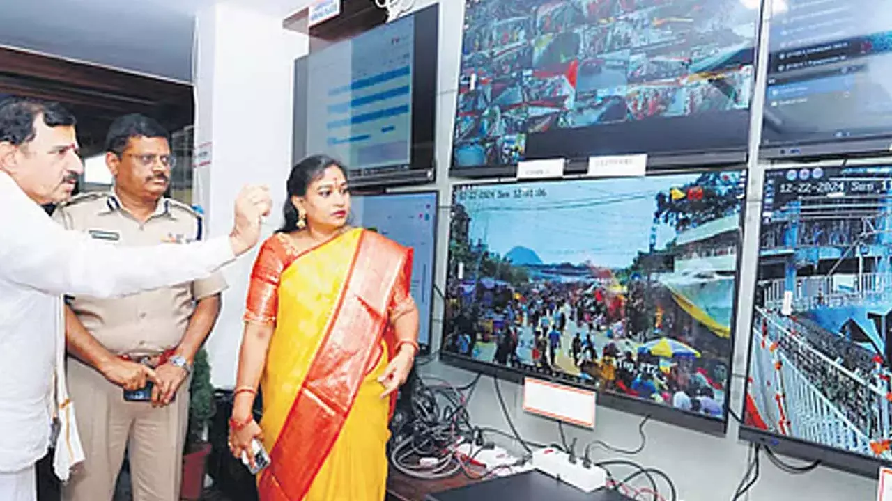 Anitha : విజయవాడ దుర్గమ్మను దర్శించుకున్న ఏపీ మంత్రి అనిత