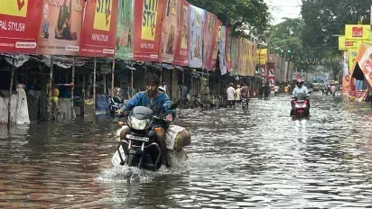 Kolkata Rain: భారీ వరదలతో కోల్కతా అతలాకుతలం.. ఏడుగురు మృతి Kolkata Rain: భారీ వరదలతో కోల్కతా అతలాకుతలం.. ఏడుగురు మృతి