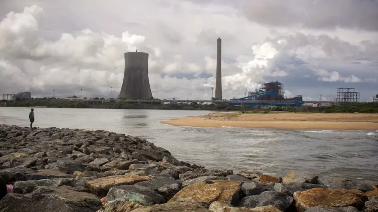 ఉప్పాడలో మత్స్యకారుల నిరసన: కాలుష్య పరిశ్రమలు తొలగించాలని డిమాండ్...