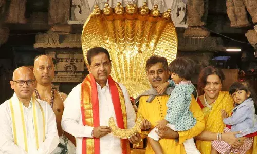 Konda Vishweshwar Reddy : తిరుమల శ్రీవారికి స్వర్ణాభరణం కానుకగా సమర్పించిన ఎంపీ కొండా విశ్వేశ్వర్ రెడ్డి...