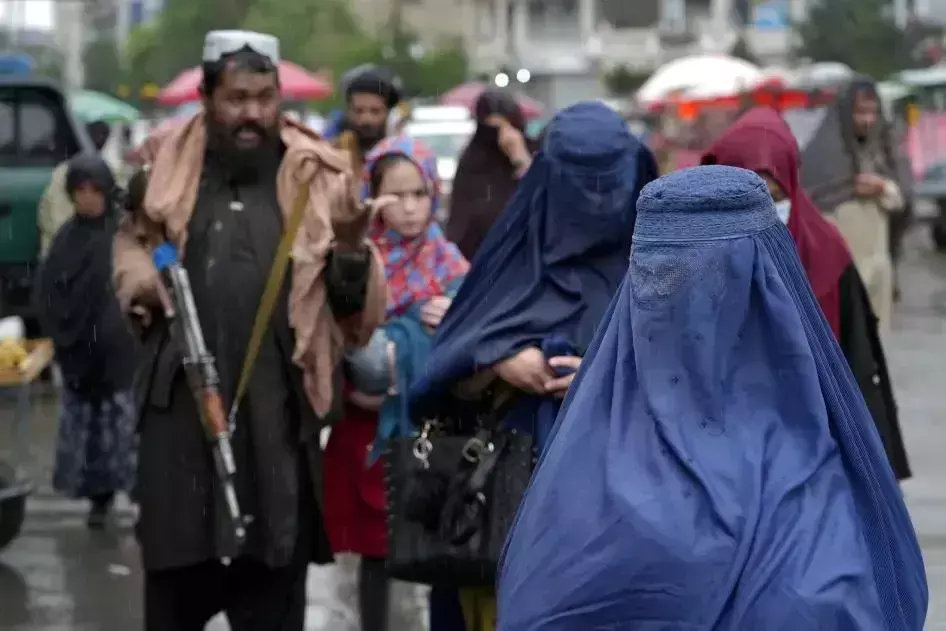 Afghanistan: ఆఫ్ఘనిస్థాన్లో మహిళలపై అమానుషం.. బహిరంగ కొరడా శిక్ష మహిళలకు కూడా Afghanistan: ఆఫ్ఘనిస్థాన్లో మహిళలపై అమానుషం.. బహిరంగ కొరడా శిక్ష మహిళలకు కూడా